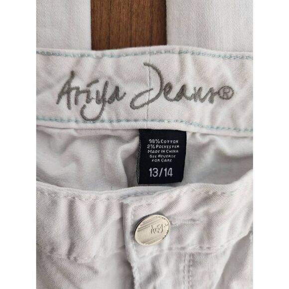Ariya 13/14 White denim jeans. Measures approx 30 waist 28 inseam and 9 rise - Picture 2 of 8